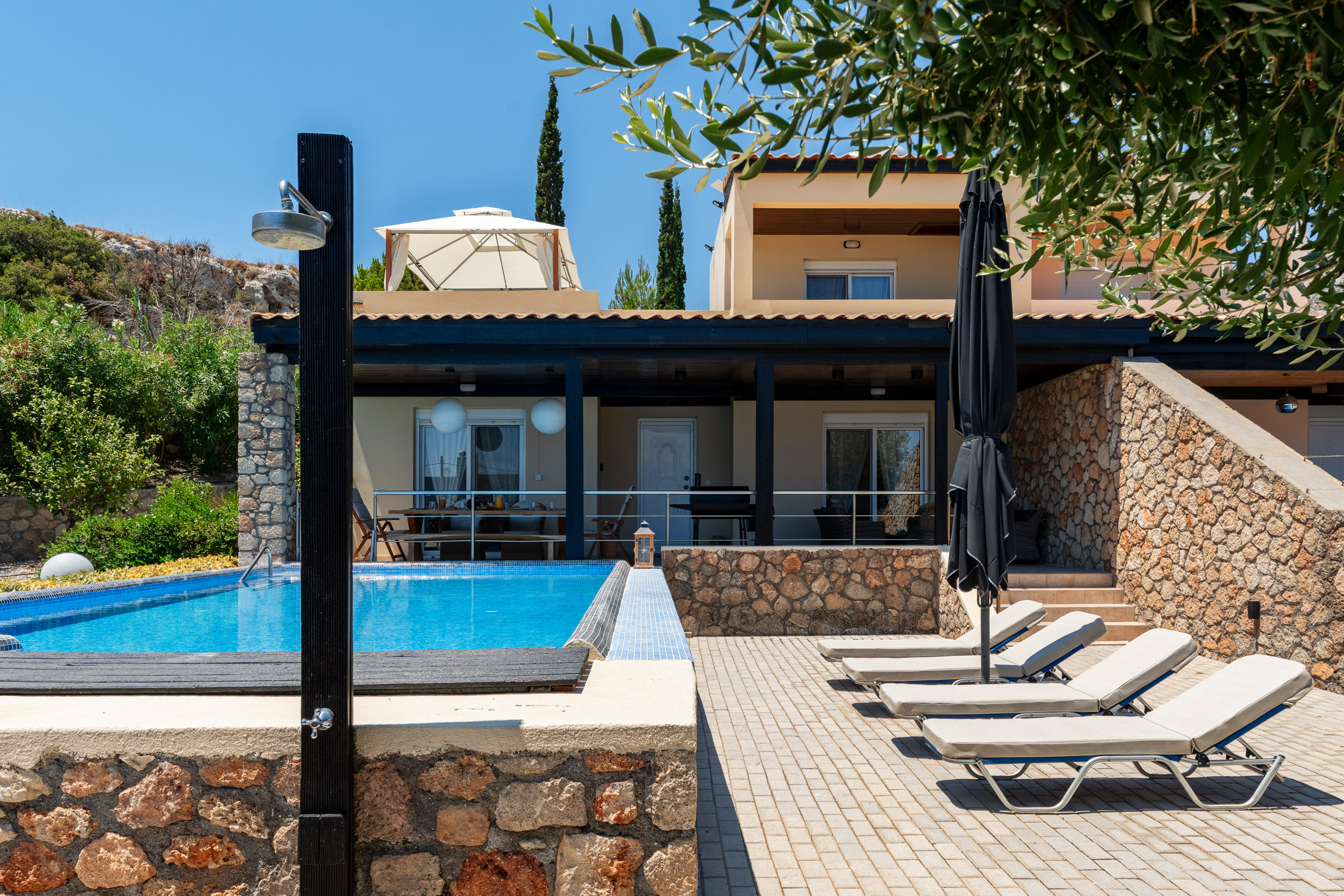 calypso-lindia_lindos-rhodes_pool-lounges